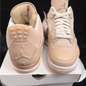 Jordan WMNS Air Jordan 4 Retro in Shimmer and Metallic Silver